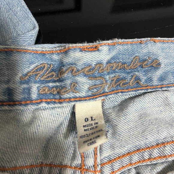 Abercrombie & Fitch light wash distressed jeans - Picture 4 of 5